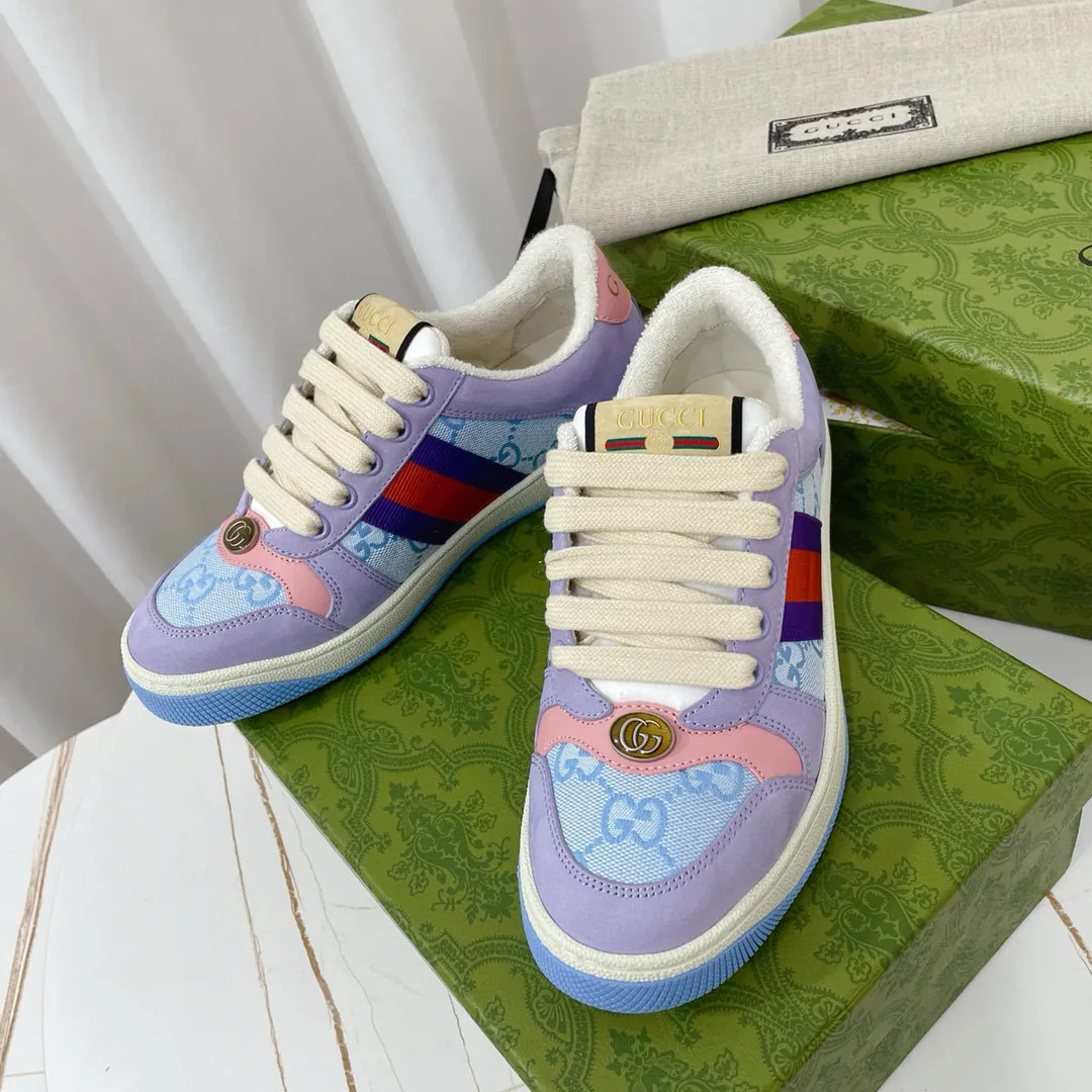 Ex-factory price: 540💰 GUCCI Gucci's newly upgraded back cover lining, top-notch old dirty shoes, classic casual sports shoes for couples, retro sneakers and old G family dirty shoes, updated at the counter simultaneously! ①The shoe upper has the same water-based edge coating process as the original version⚠️The ordinary oil edges on the market have a strong glue feel and are easy to fall off! Grade A first-layer nubuck leather (with pores)/matching computer embroidered double G cloth, high-density terry velvet lining. ② A PVC transparent small round mark sealing line is added to the details of the midsole. The mold is opened six times and the jewelry craftsmanship is used to customize the two-color double G buckle, striving to be the same as the original version. A pair of buttons is more than three times more expensive than ordinary buckles on the market. ③An old two-color washable label, the chip is placed on the outer waist of the right foot, the entire shoe is completely hollowed out with rubber technology, TUP material (rubber to distinguish the market) with the latest green packaging from the counter, 3D printed handbag, and a pair of shoelaces. There is no pressure when entering and exiting the counter. You can buy a 1:1 accurate replica of the original version and modify and upgrade it repeatedly. The details are perfectly restored, the materials are all customized, and they are truly top-notch. Please look at the details clearly to identify the quality. Upper: First-layer frosted cowhide/embroidered double G cloth. Lining: original high-density velvet lining. Foot pads: original pearlescent sheepskin. Outsole: private molded vacuum TPU material. Packaging: original top-grade full set packaging at the counter. Shoe size: women's size 35-40, men's size 39-44 (men's size 38, 45🉑️customized, non-returnable)